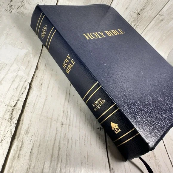 Andrews Study Bible NKJV 2010 Andrews University Press Dark Blue Light Wear - Picture 3 of 16